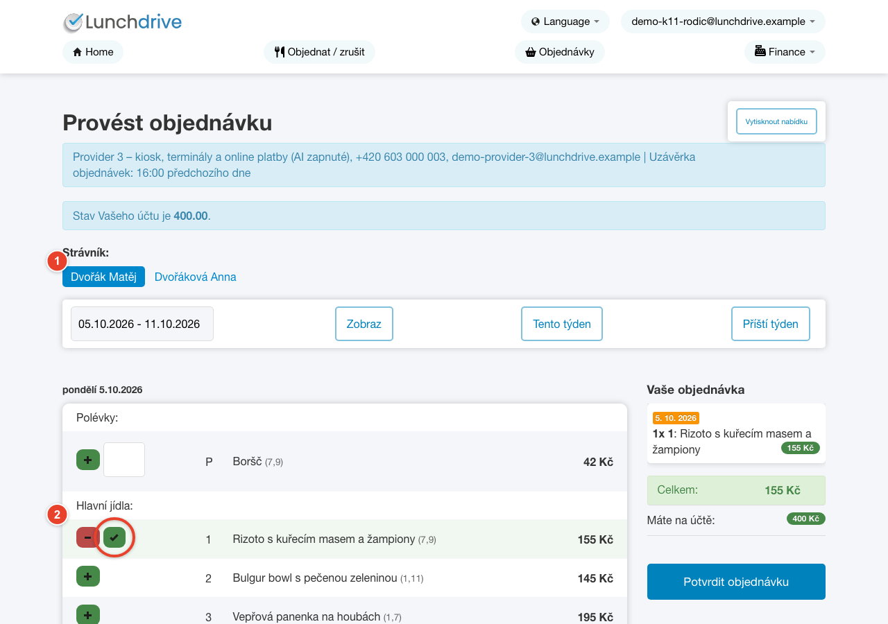 Týdenní formulář rodiče: 1 – otevřená záložka se jménem dítěte, 2 – vybrané hlavní jídlo se zelenou fajfkou